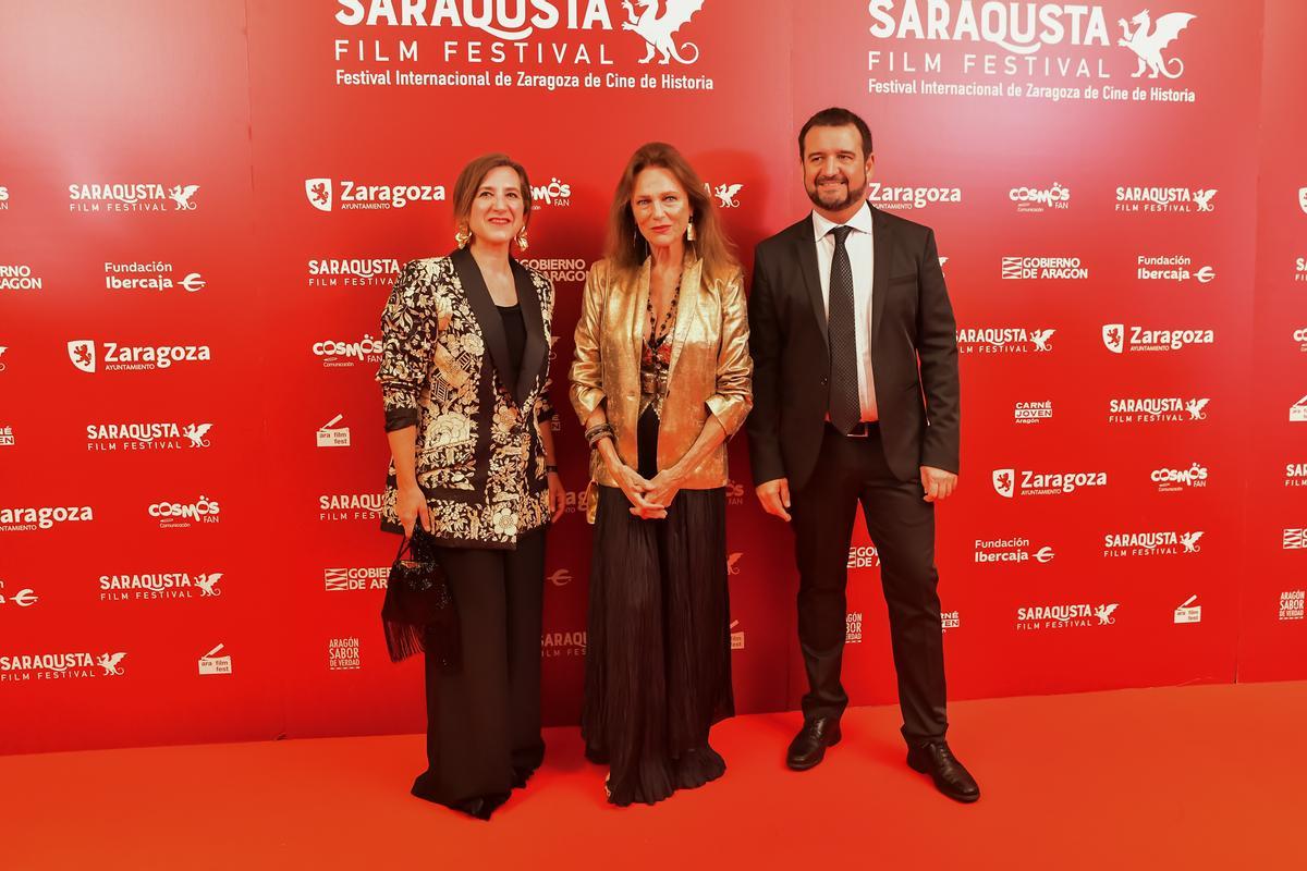 Sara Fernández, Jacqueline Bisset y José Ángel Delgado, este viernes en la alfombra roja.