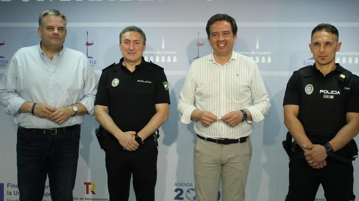 De izquierda a derecha, Ángel Novillo, concejal de Seguridad Ciudadana; José Pino, jefe de la Policía Local; Aurelio Fernández, alcalde; David Navas, subinspector de la Policía Local