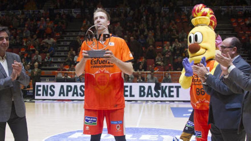 Justin Hamilton, con su trofeo de MVP de noviembre de 2015 con el Valencia Basket