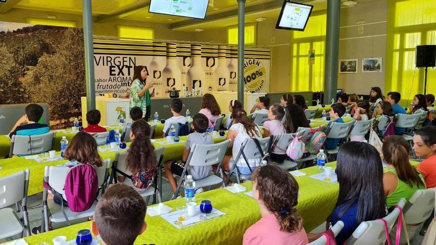 Una de las actividades dirigidas a escolares en el Pabellón del Aceite.