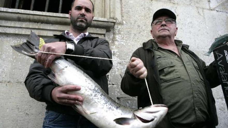 Por la izquierda, el comprador del campanu presuntamente falso y el pescador imputado, Alberto Fernández.