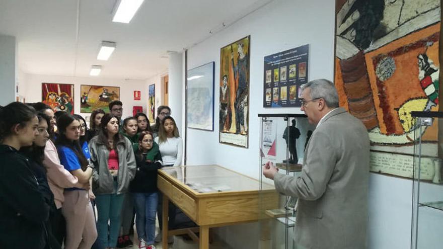 Alumnos conocen algunos de los elementos del futuro Museo Andaluz de la Educación.