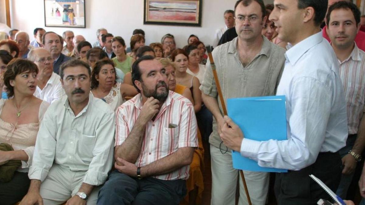 Juanma Costa, del PP, con la vara de mando, antes del inicio del pleno, en 2005, en el que se votó la moción de censura.