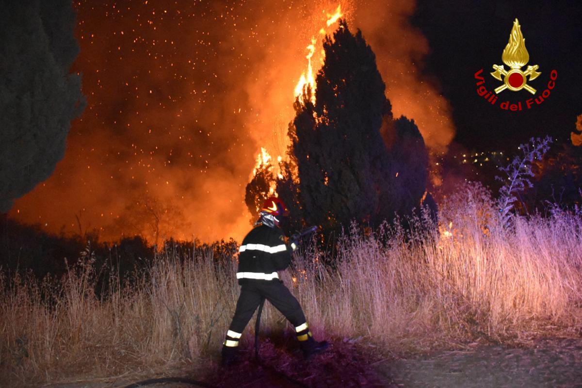 Un bombero combate las llamas en Sicilia.