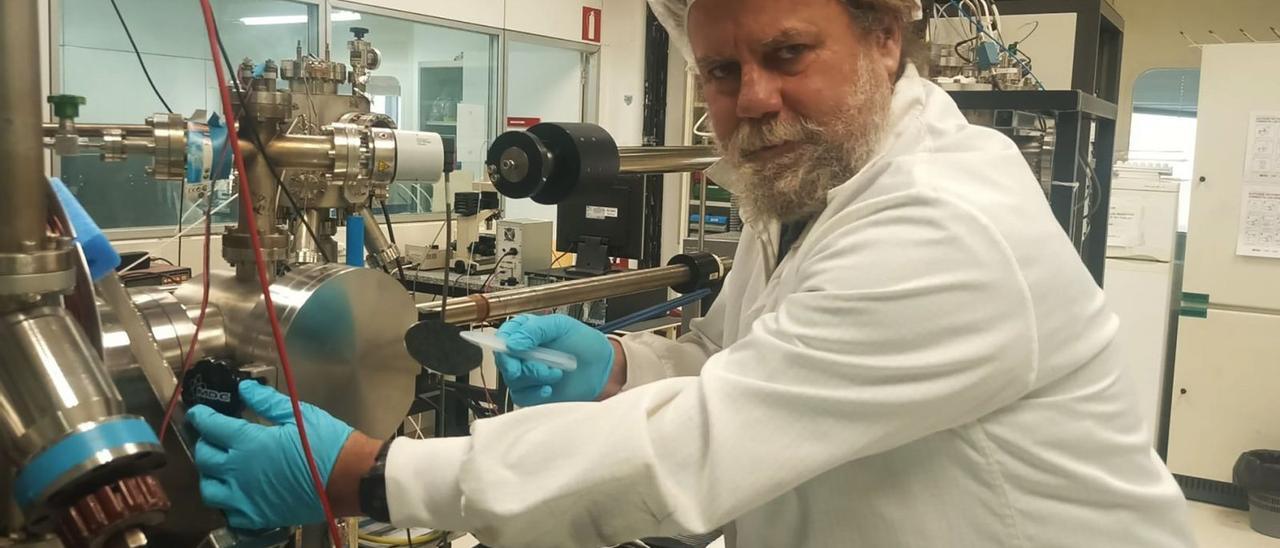 Jose Luis Costa-Krämer con una oblea de silicio en su laboratorio del CSIC. | | LP /DLP