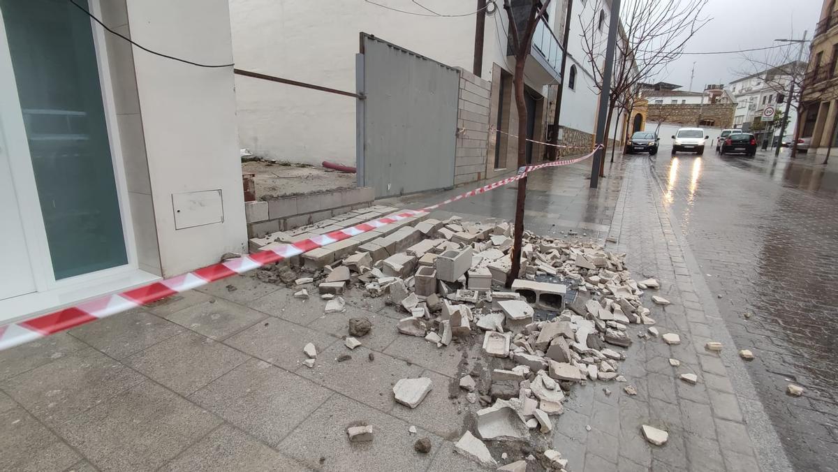 Muro derribado en una calle de Baena.