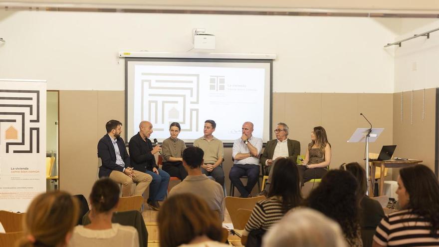La vivienda pública del futuro, de más calidad y con servicios comunes, según un foro celebrado en Ribera de Arriba