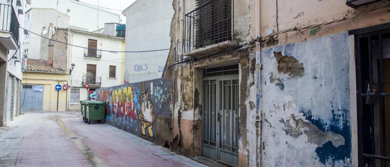 Casa sin rehabilitar junto a un solar en la calle Mealla