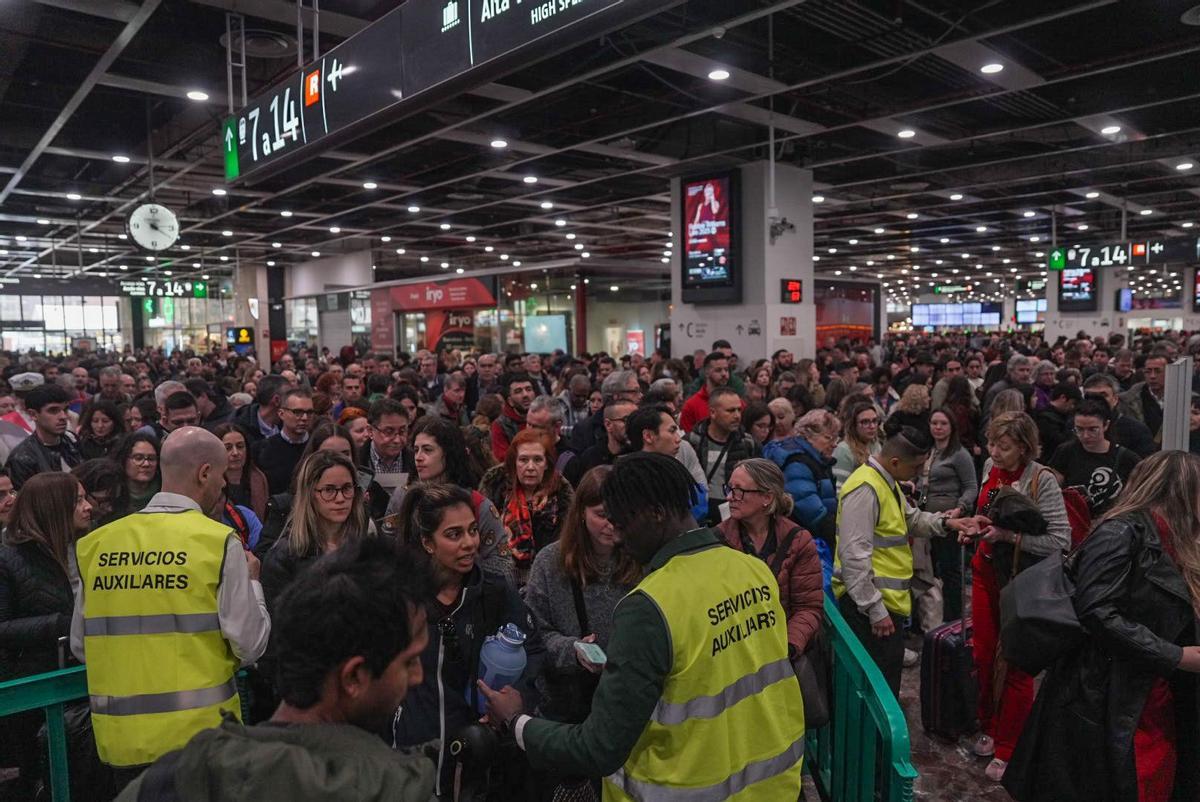 Caos y aglomeraciones en la estación de Sants