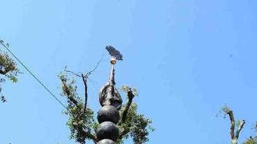 El alcalde y concejales junto a la escultura. // D. P.