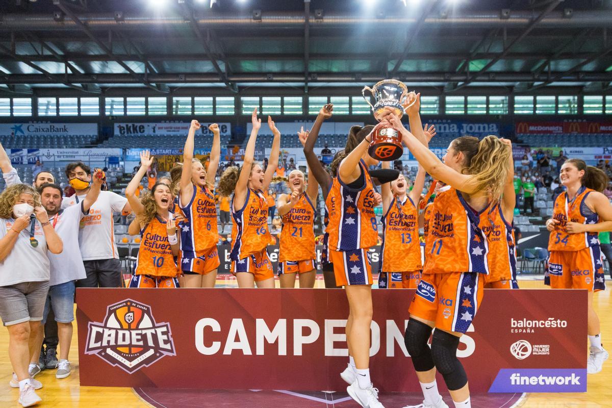 Las cadetes del Valencia Basket reciben la copa de Campeonas
