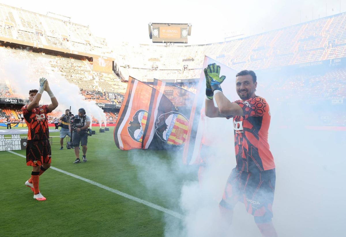 El Valencia CF presenta al equipo para la temporada 2026-2027 antes del Trofeu Taronja.