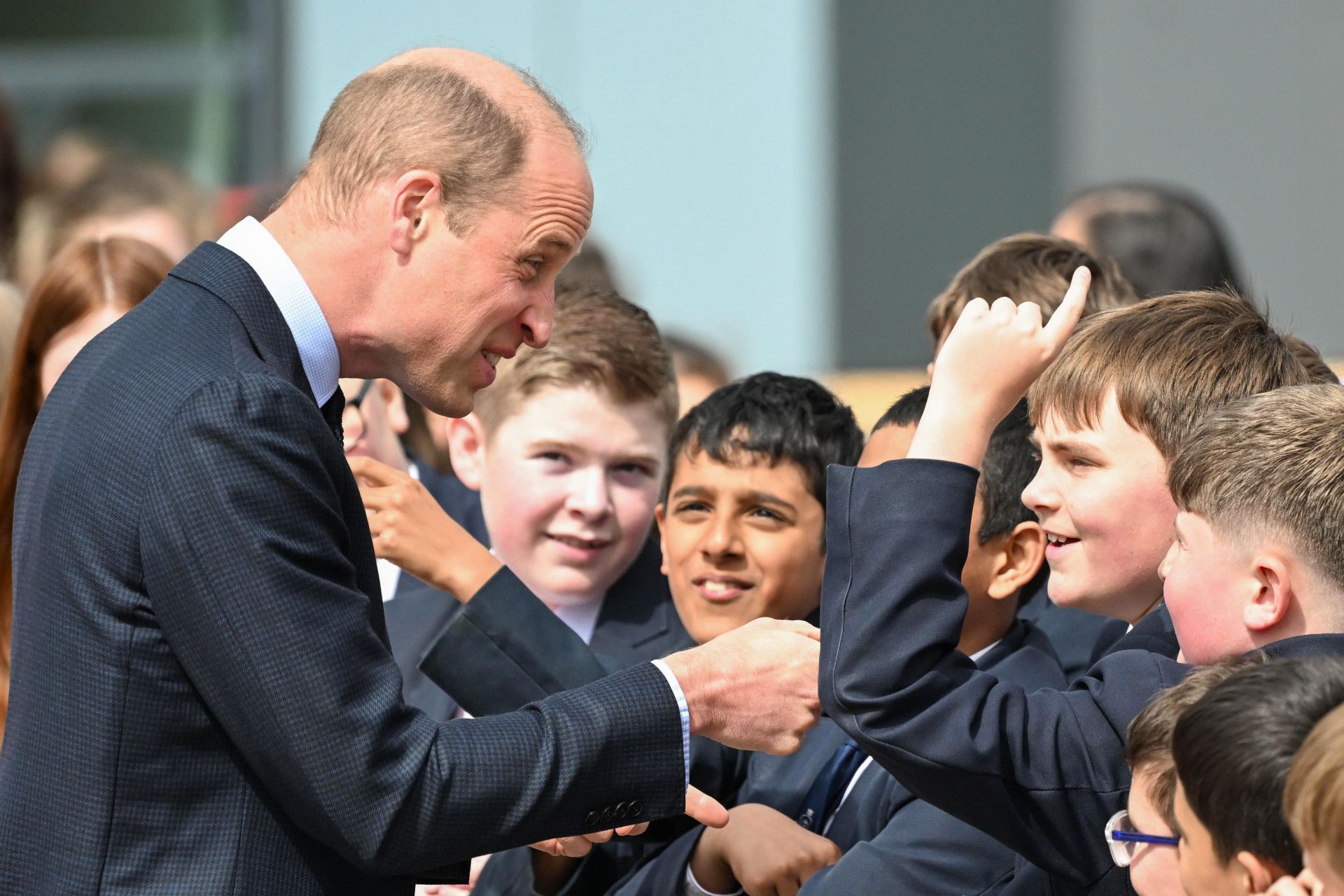 El principe Guillermo saluda a los alumnos del St. Michael's, en Rowley Regis