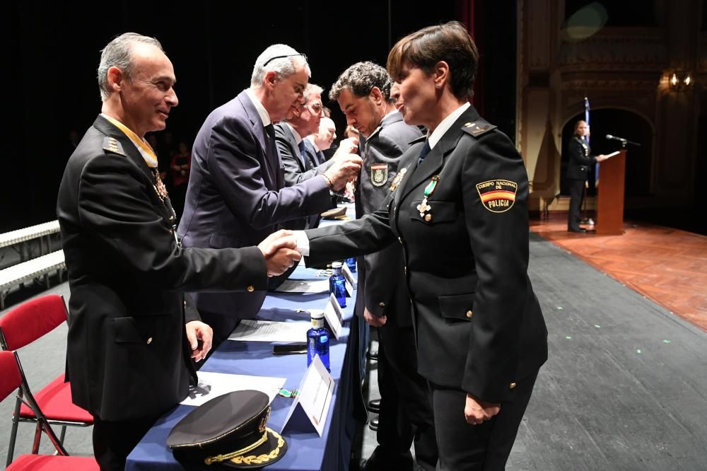 El acto institucional, en el Teatro Rosalía de Castro, ha sido presidido por el Delegado del Gobierno en Galicia.