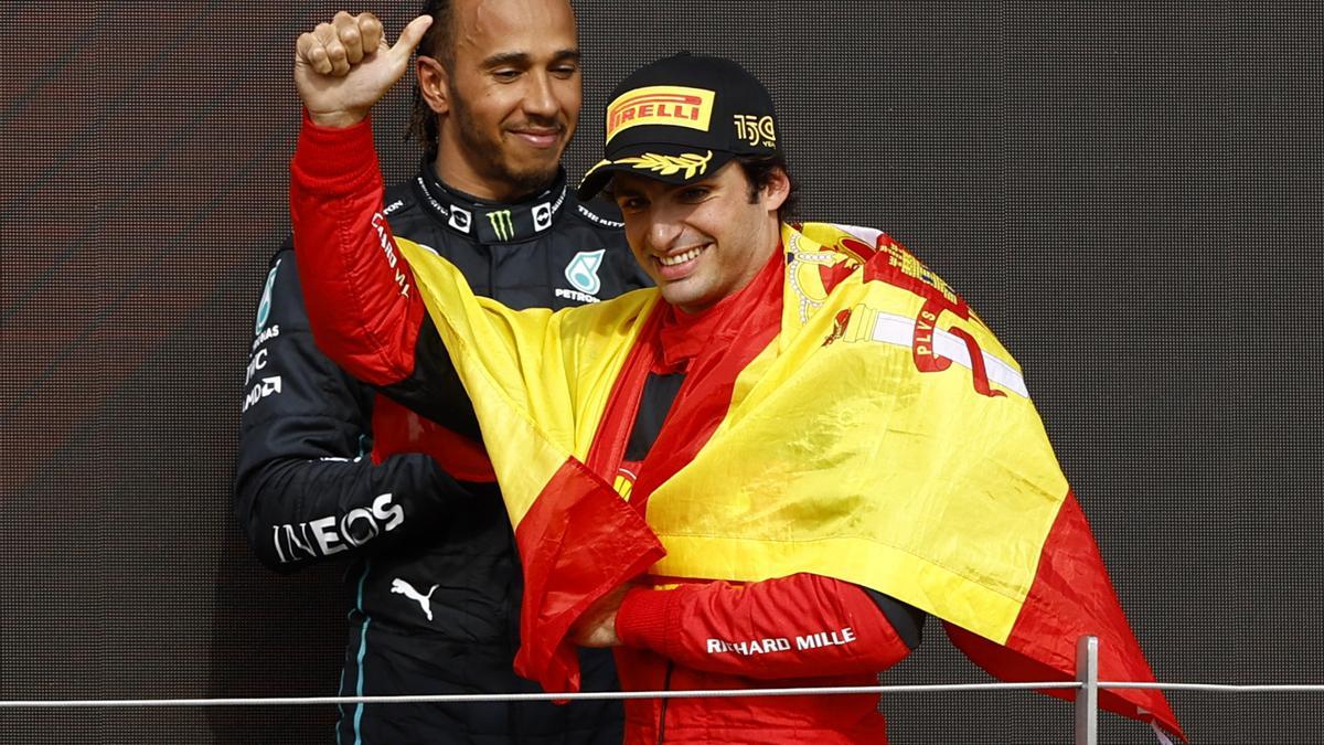 Carlos Sainz, con la bandera de España en el GP de Silverstone