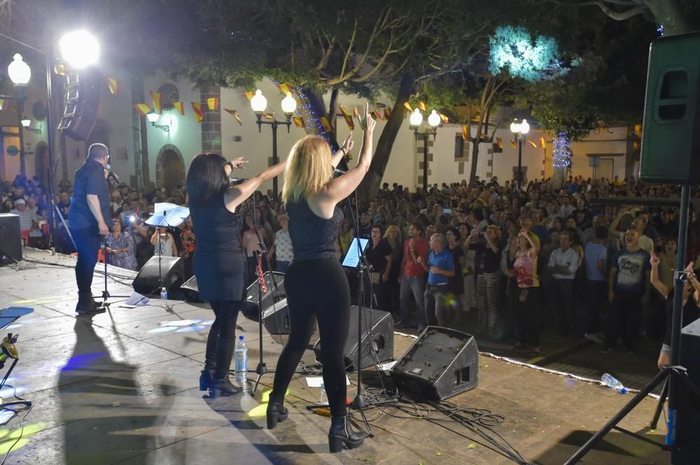 El grupo de rock OVERBOOKING en la plaza de San ...