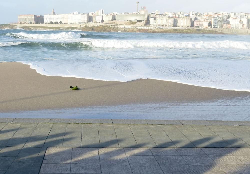 El paseo, cortado al tráfico tras llegar las olas a la carretera