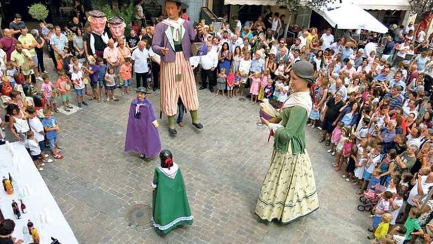 Bailes fuera y dentro del templo ´porrerenc´ para honrar a sant Roc, unas celebraciones que duraron hasta la madrugada.