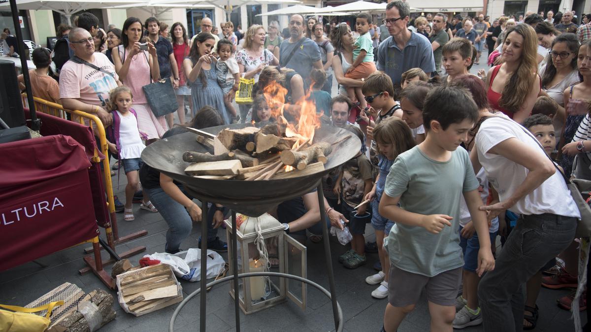 Encesa del peveter amb la Flama del Canigó a la plaça Major