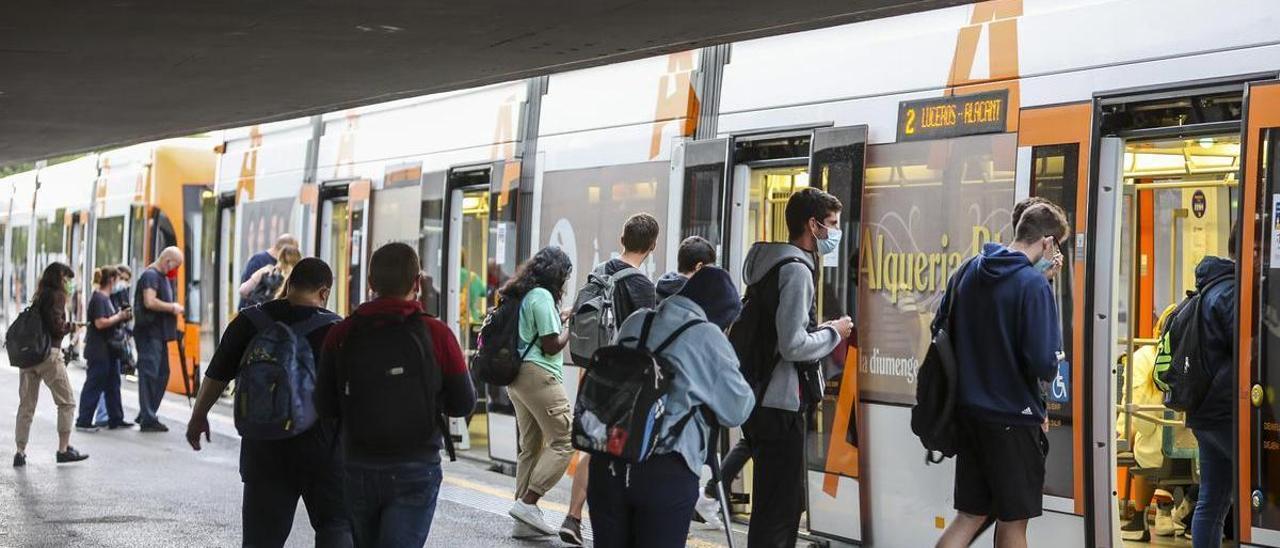 Usuarios acceden al Tram.