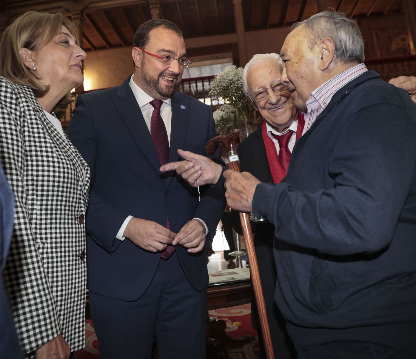 Por la izquierda, Delia Losa, Adrián Barbón, el Padre Ángel y Ángel Silva charlan en los prolegómenos del acto del 60.º aniversario de Mensajeros de la Paz en el hotel de  La Reconquista. | Irma Collín