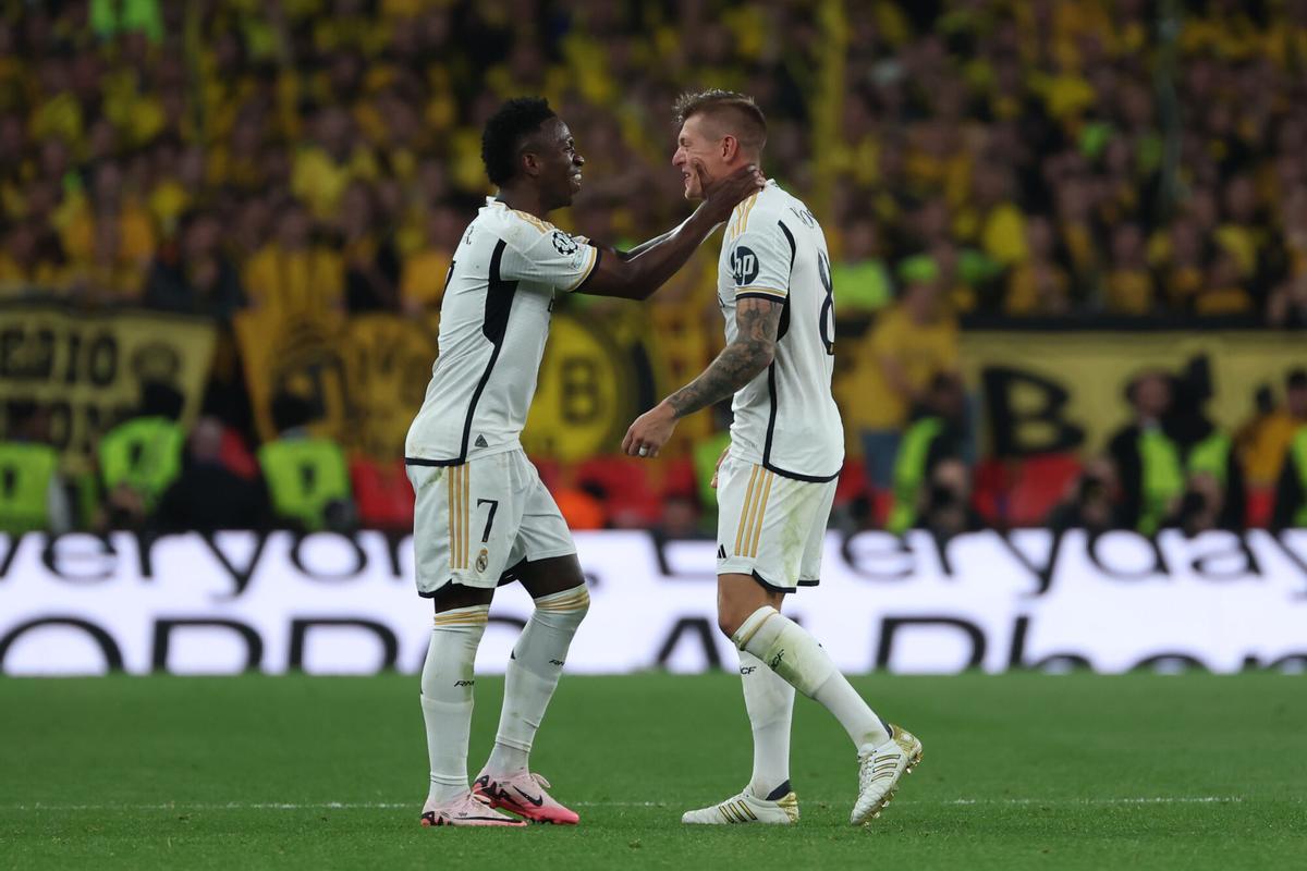 Kroos celebra un gol con VinIcius durante la final de la Champions entre Real Madrid y Borussia Dortmund