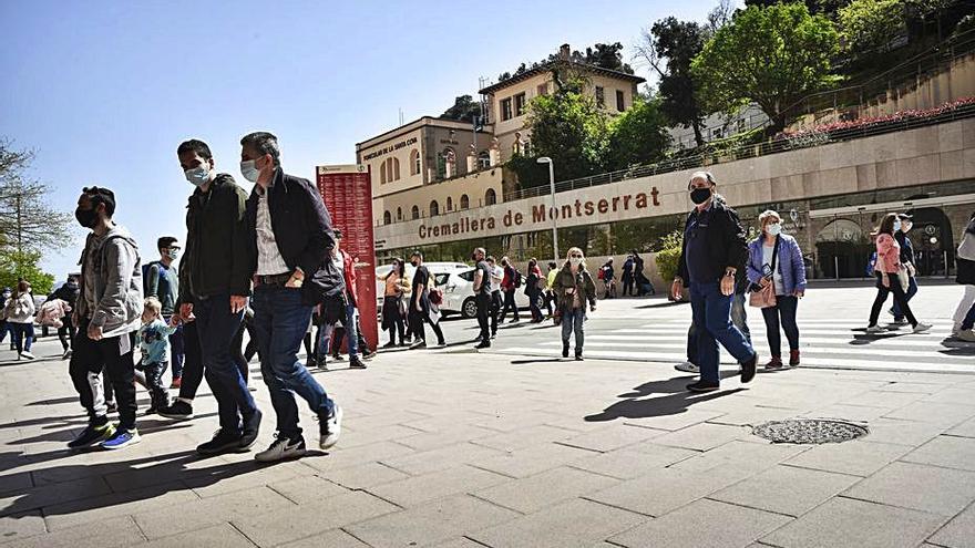 Visitants a Montserrat  | ARXIU/OSCAR BAYONA