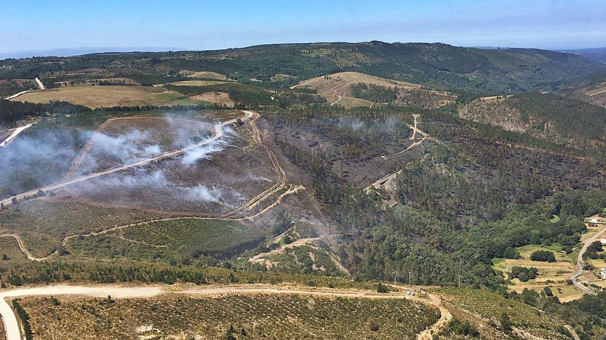 Incendio en Vilar de Barrio en Ourense.   | // L. O.