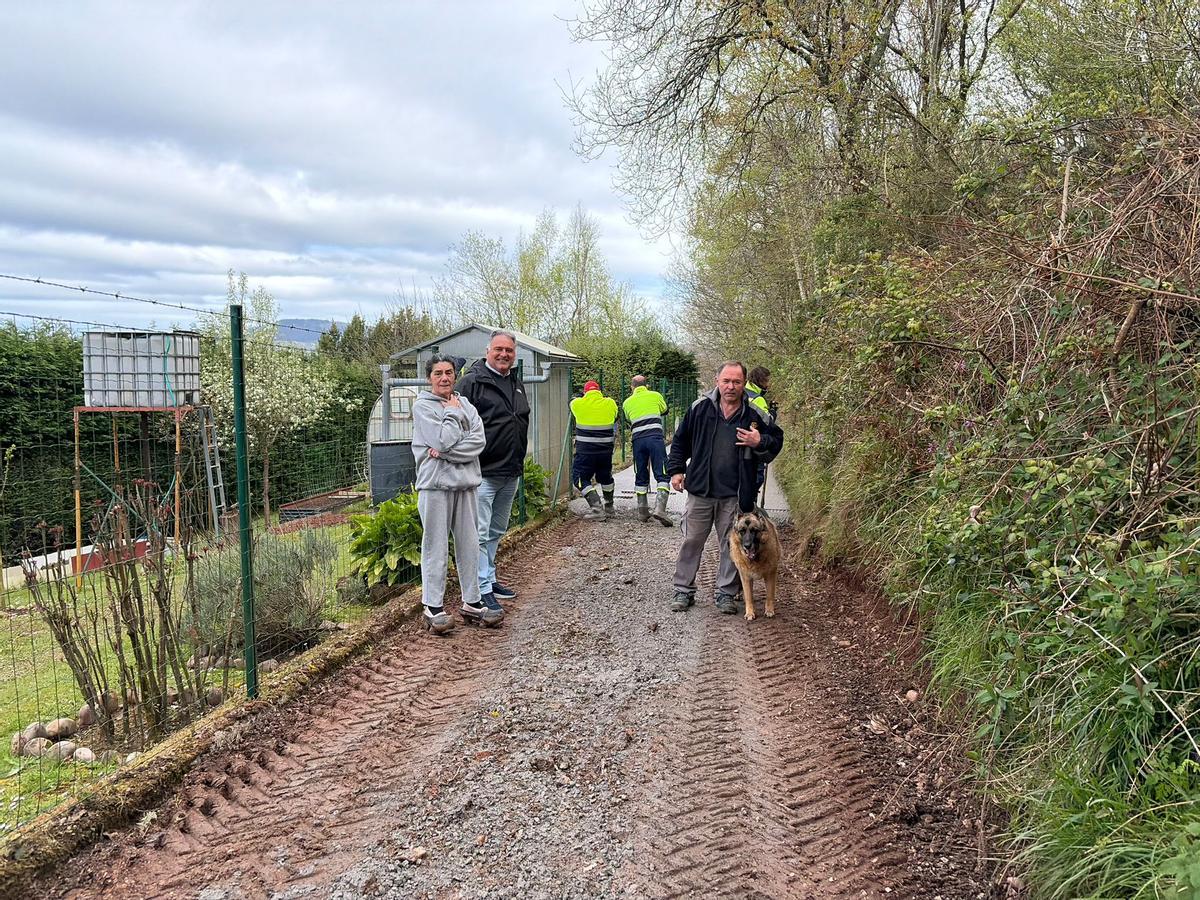 El edil de Caminos, con vecinos, en la zona del camino en obras.