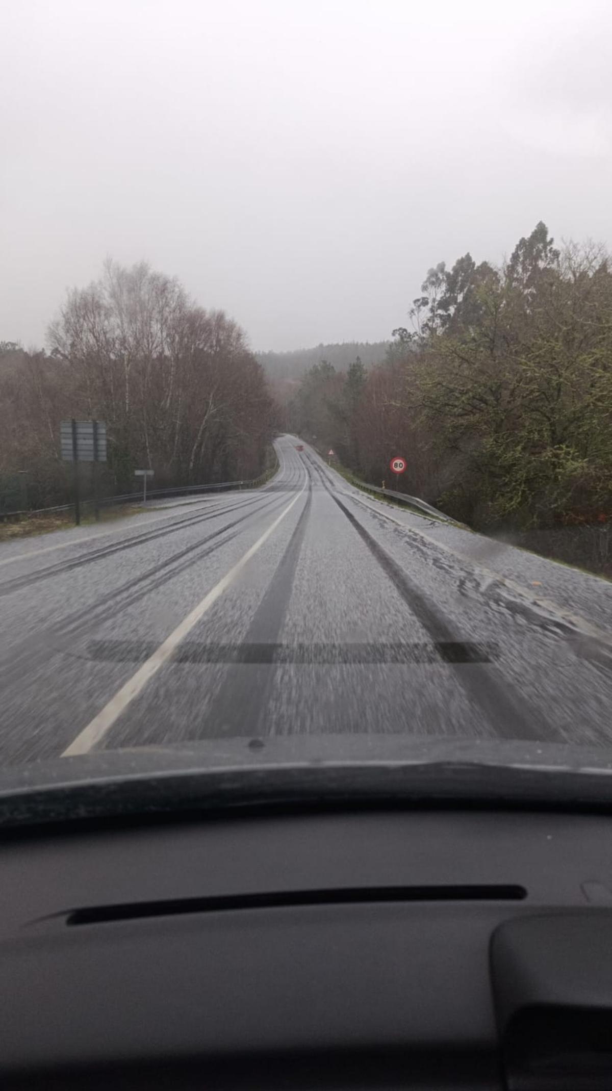 Granizo sobre una carretera en Forcarei.