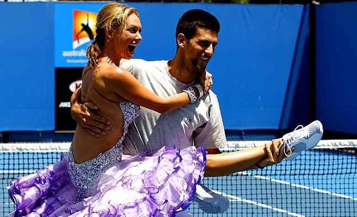 El tennista serbi Novak Djokovic balla al costat de la competidora de Dancing With the Stars Kim Johnson, en un recés de l’Open d’Austràlia que es disputa a Melbourne (Austràlia).