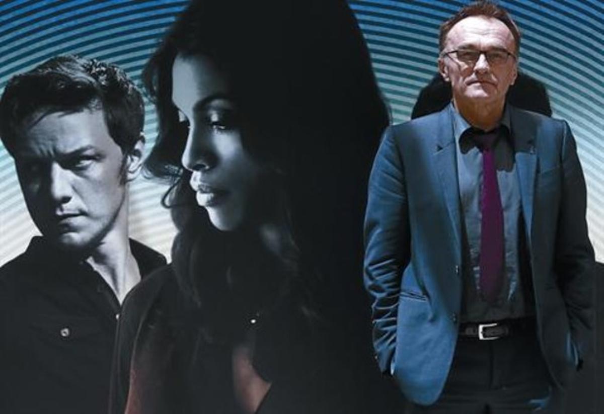 Danny Boyle, davant un cartell de ’Trance’ amb James McAvoy i Rosario Dawson.