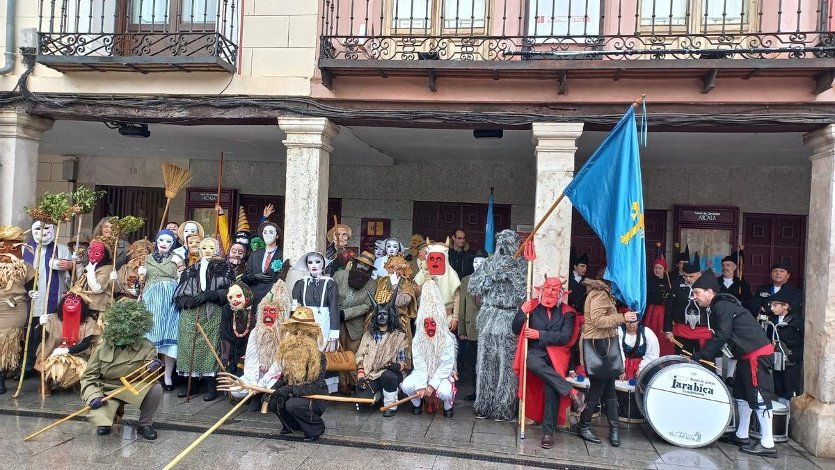 Los personajes de las mascaradas de invierno del último antroxu organizado por la Casa de Asturias en Alcalá.