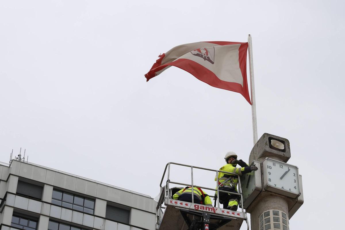 Los trabajos para arreglar el reloj de la Escalerona, en imágenes
