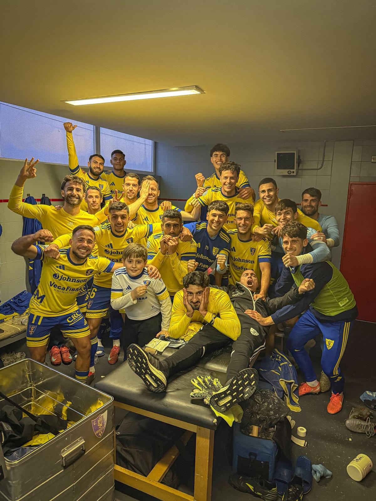 La expedición del Orihuela celebra su victoria conseguida contra el Alcalá.