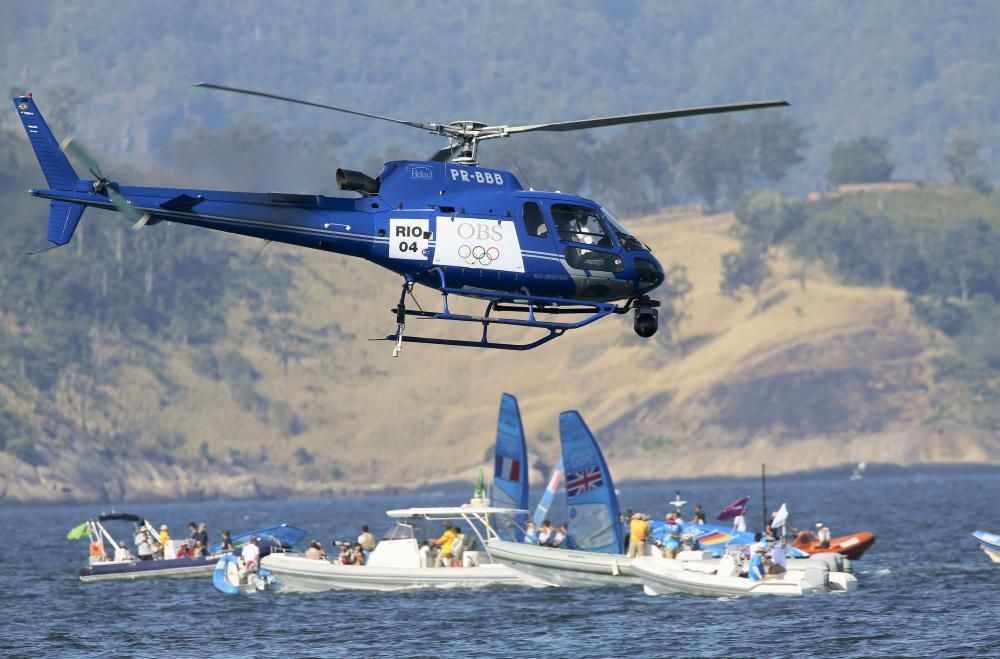 El helicóptero oficial de las retransmisiones televisivas durante la final de vela.