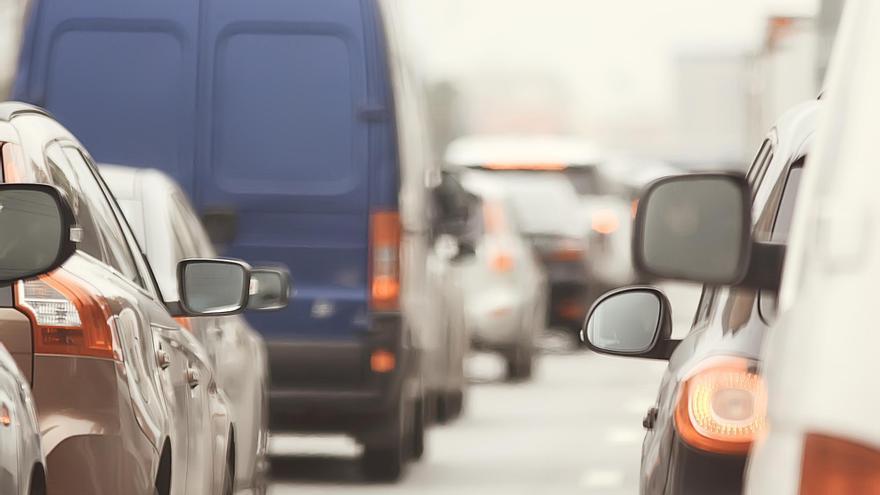 Pinchazo de la rueda del coche: estas son las recomendaciones de la DGT durante este puente