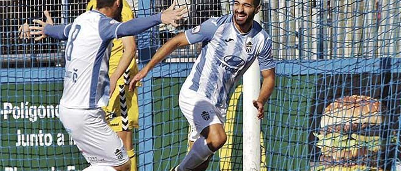 Rubén González celebra el gol de la victoria del Atlético Baleares sobre el Badalona.