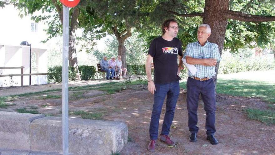 Miguel Ángel Viñas (izquierda), con el presidente de Pinilla, Artemio Pérez, durante su visita al barrio.