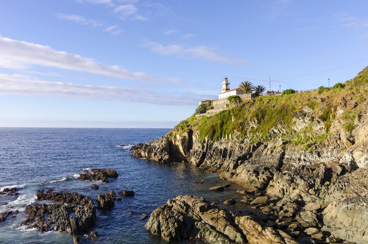 Está ubicado a 23 metros sobre el nivel del mar sobre un saliente rocoso