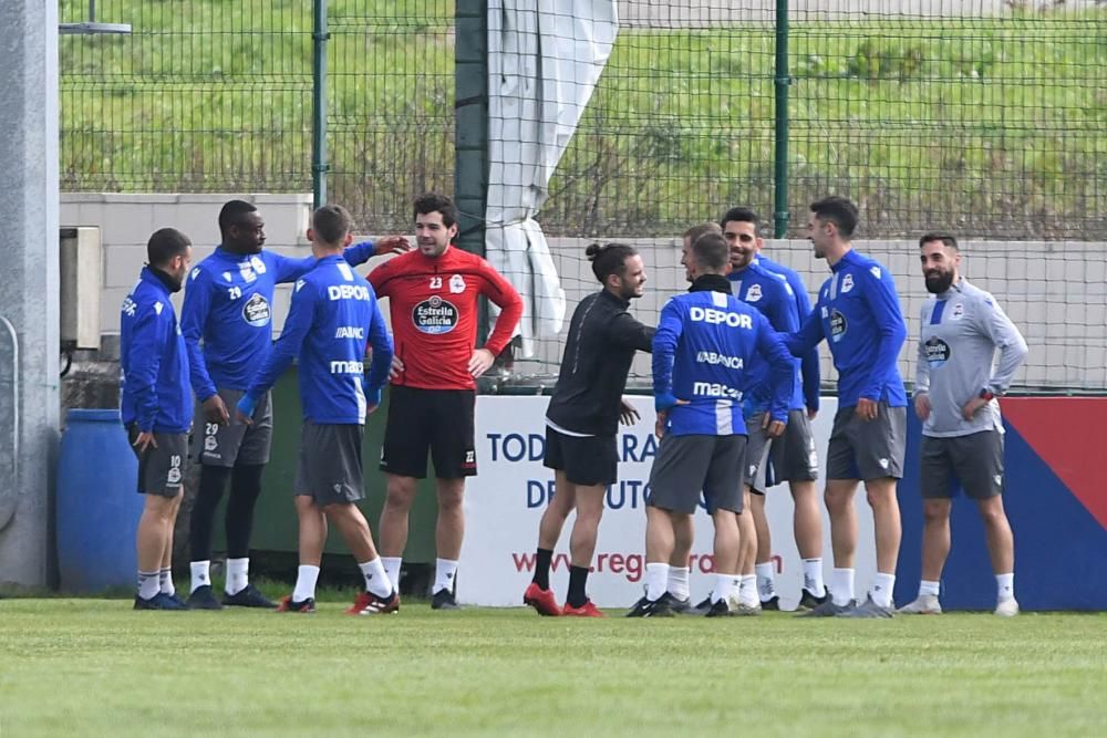 Los jugadores se ejercitan tras el partido ante el Zaragoza.