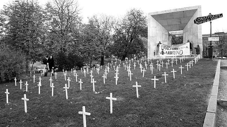 Los antiabortistas colocaron cruces en el monumento.