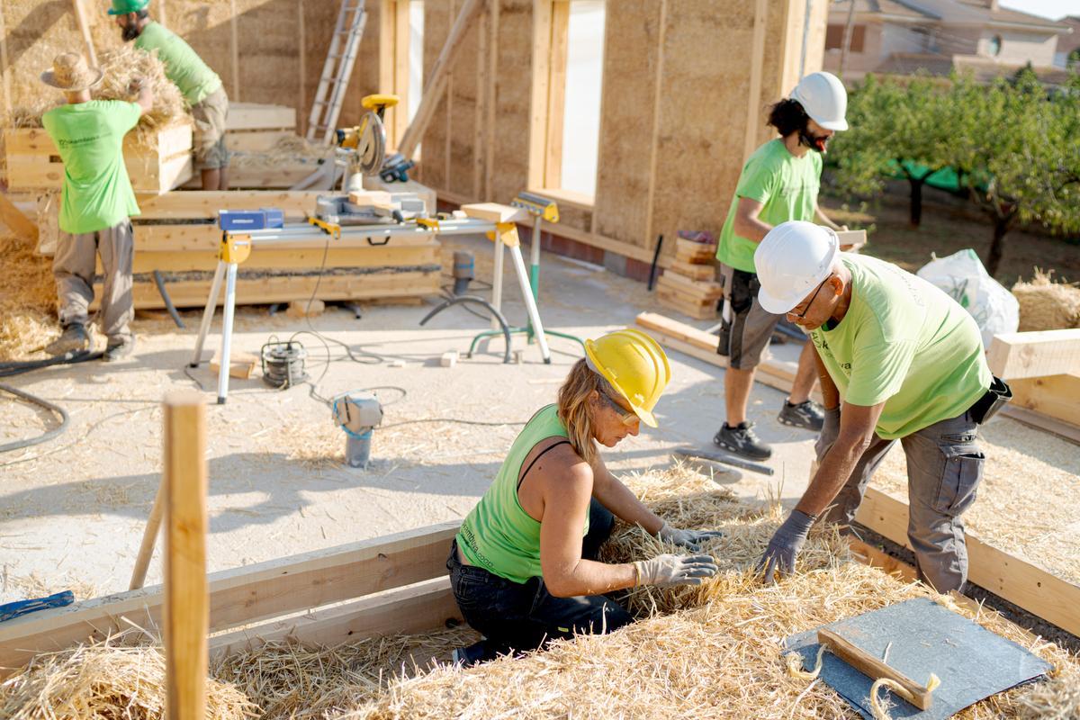 Empleados de una cooperativa de trabajo en plena acción.