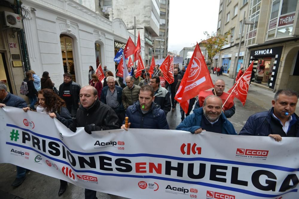 Los funcionarios de prisiones en huelga llevan sus protestas a las calles de Pontevedra