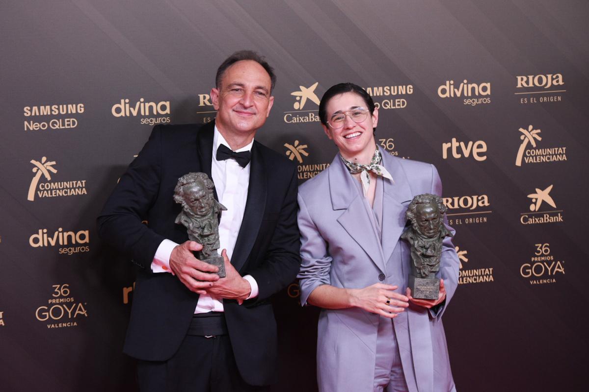 Pau Costa y Laura Pedro posan con su Goya a los mejores efectos especiales