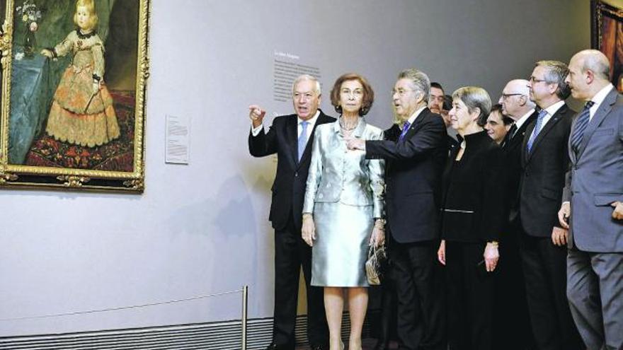La Reina, junto al presidente de Austria y su esposa (a su derecha), durante la inauguración de la muestra en el Prado. / efe / juanjo martín