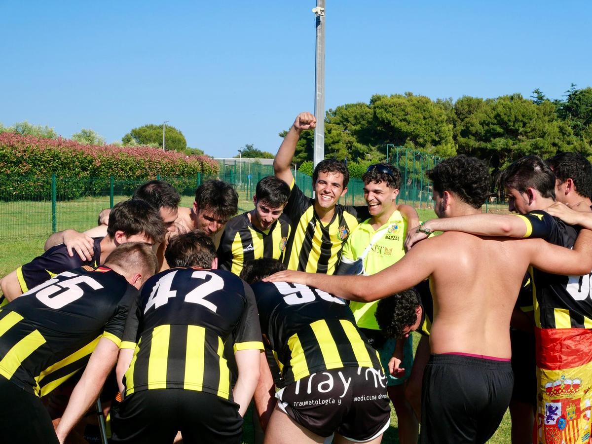 El equipo celebra un victoria en el torneo.