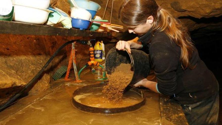 Una integrante del equipo de excavación, durante los trabajos del año pasado.