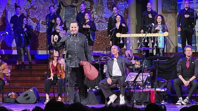 Ferreira, de pie, junto a Núñez y el resto de músicos en el concierto. | CEDIDA