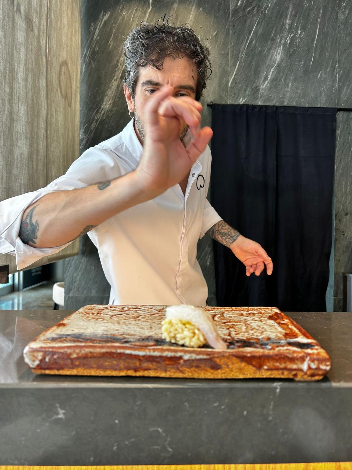Diego Laso esparce una especia típica de Japón en uno de los nigiri